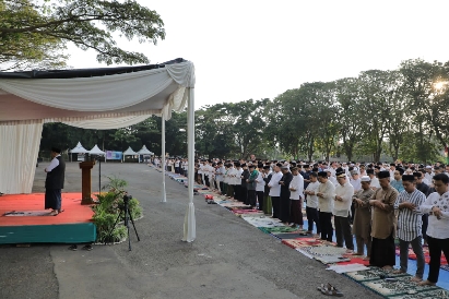 Gubernur Arinal dan Ibu Riana Shalat Idul Adha 1444 H di Lapangan Saburai Bandarlampung