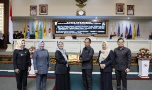Wagub Chusnunia Serahkan Dokumen Raperda Pertanggungjawaban Pelaksanaan APBD 2022 kepada Ketua DPRD Mingrum Gumay