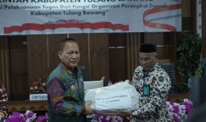 Bupati Tuba Drs Qudrotul Ikhwan MM Bagikan 1690 Bendara Merah Putih Bupati Tuba Drs Qudrotul Ikhwan MM Bagikan 1690 Bendara Merah Putih