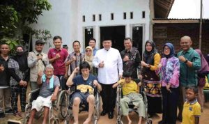 Gubernur Arinal, Beri Bantuan Kursi Roda Untuk Warga Difabel di Kota Metro