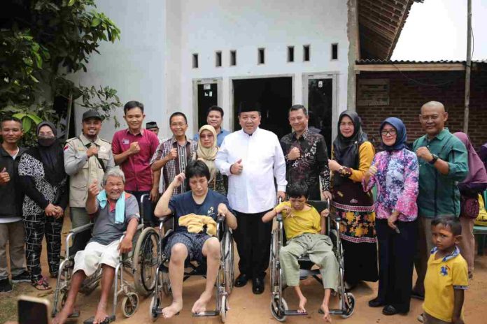 Gubernur Arinal, Beri Bantuan Kursi Roda Untuk Warga Difabel di Kota Metro