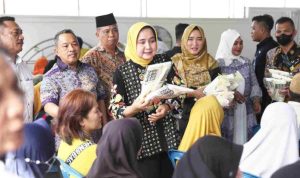 Ketua LKKS Riana Sari Berikan Ratusan Bantuan Sembako di Tuba dan Tubaba
