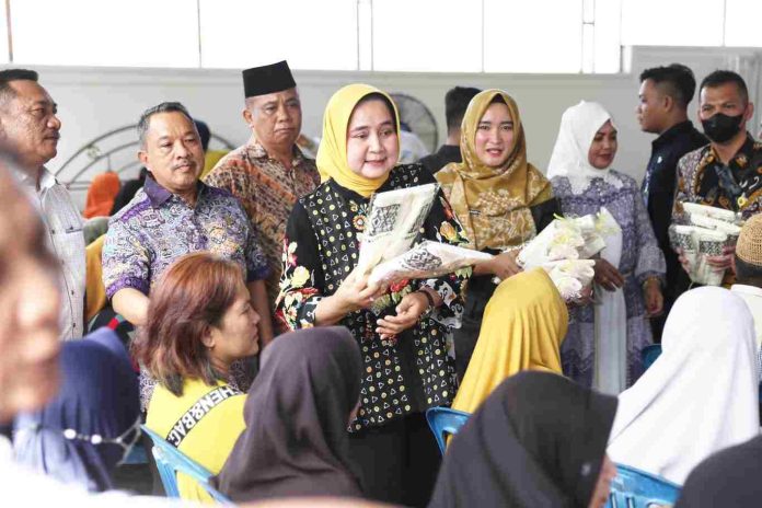 Ketua LKKS Riana Sari Berikan Ratusan Bantuan Sembako di Tuba dan Tubaba