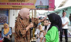 Ibu Riana Sari Bagikan Bantuan Sembako di Kota Metro dalam Rangka Harganas 2023