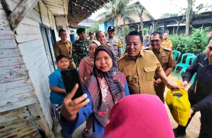 Gubernur Sambangi Warga Kurang Mampu dan Berbagi Kasih di Bumisari, Natar