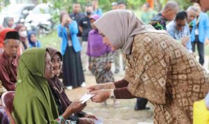 Hari Lanjut Usia Nasional, Ketua LKKS Ibu Riana Sari Bagikan Sembako di Tegineneng