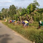 Sambut HUT RI Ke 78, Warga Pekon Nusawungu Gotong Royong Bersihkan Lingkungan