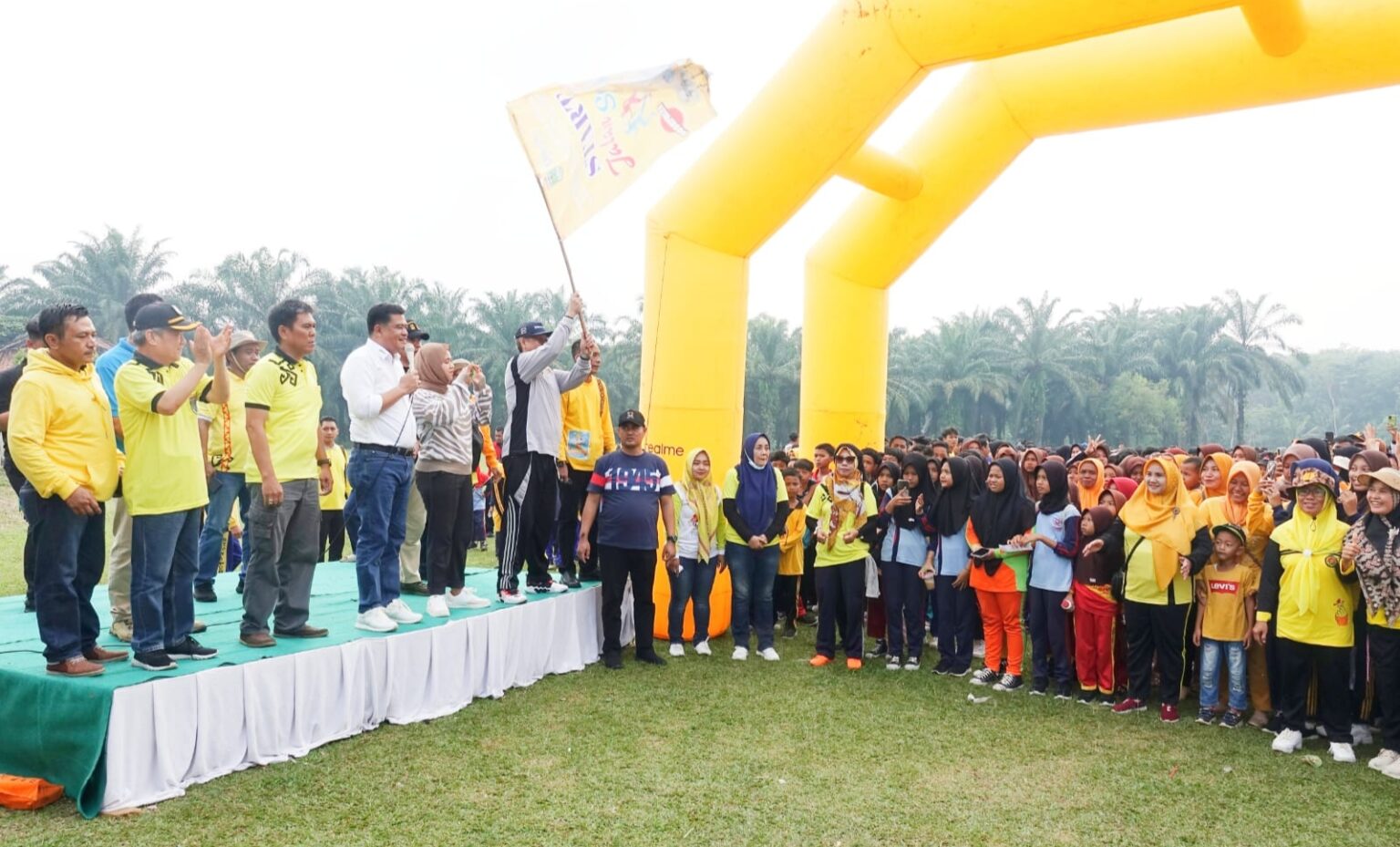 Bupati Musa Didampingi Ketua Kormi Hadiri Jalan Sehat di Kecamatan Pubian