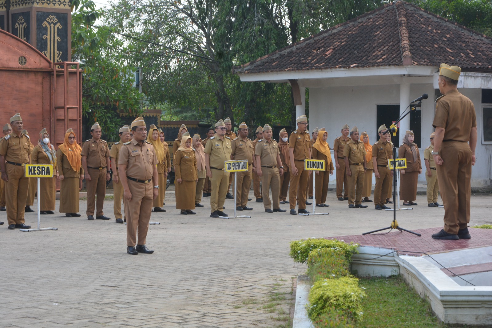 Mewakili Bupati, Rusmadi Pimpin Apel Mingguan di Lingkungan Pemkab Lamteng