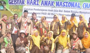 Hj. Mardiana Musa Ahmad Mengajak Anak-anak PAUD dan SD di Kecamatan Seputih Agung Belajar Sambil Bermain Seputar Kepramukaan