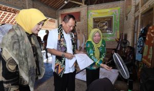 Kunjungi Batik Tulis Shiha Ali, Penawartama Pj. Bupati Tulang Bawang Pancang Strategi Marketing Baru Agar Shiha Ali Unggul di Pasar Batik Domestik Maupun Internasional Kunjungi Batik Tulis Shiha Ali, Penawartama Pj. Bupati Tulang Bawang Pancang Strategi Marketing Baru Agar Shiha Ali Unggul di Pasar Batik Domestik Maupun Internasional