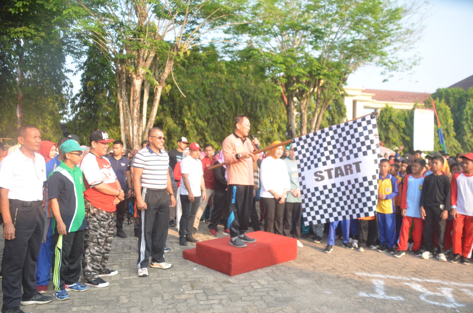 Dalam Rangka HUT RI Ke 78, Bupati Tuba Buka Acara Jalan Sehat