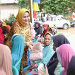 Peringati HANI, Ketua LKKS Ibu Riana Sari Arinal Bagikan Bantuan Sembako