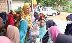 Peringati HANI, Ketua LKKS Ibu Riana Sari Arinal Bagikan Bantuan Sembako
