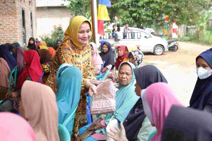 Peringati HANI, Ketua LKKS Ibu Riana Sari Arinal Bagikan Bantuan Sembako