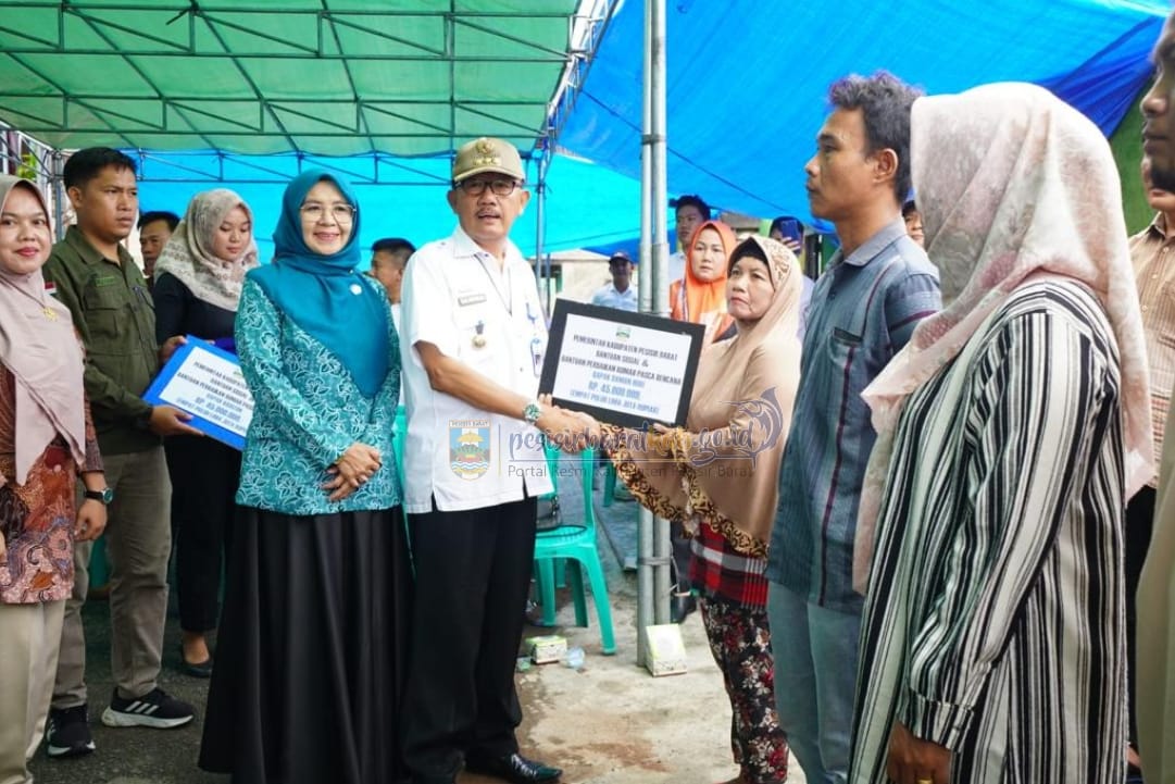 Bupati Pesisir Barat Serahkan Bantuan Untuk Korban Kebakaran