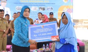 Pj Bupati Tulang Bawang Qudrotul Ikhwan Di Dampingi Ketua TP PKK Herlinawati Qudrotul Serahkan Bantuan Sosial Program Bedah Rumah Pj Bupati Tulang Bawang Qudrotul Ikhwan Di Dampingi Ketua TP PKK Herlinawati Qudrotul Serahkan Bantuan Sosial Program Bedah Rumah