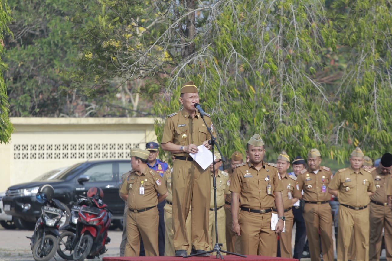 PJ Bupati Tuba Tegaskan Untuk Disiplin, Profesional dan Junjung Tinggi Netralitas ASN dalam Pemilu/Pemilukada saat Serahkan 427 SK Kenaikan Pangkat Periode Oktober 2023