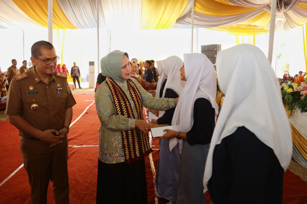 Ibu Riana Sari Arinal Buka Penyuluhan Pencegahan Penyalahgunaan Narkoba Kerja Sama LKKS dan Dinsos Lampung di SMK Negeri 2 Kotabumi