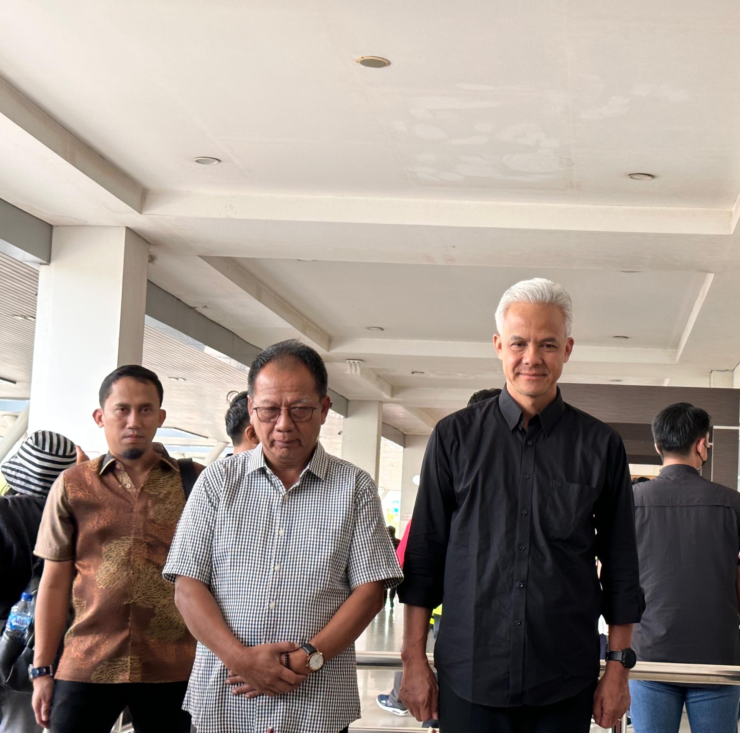 Ketua DPRD Lampung Mingrum Gumay Sambut Kedatangan Ganjar Pranowo 