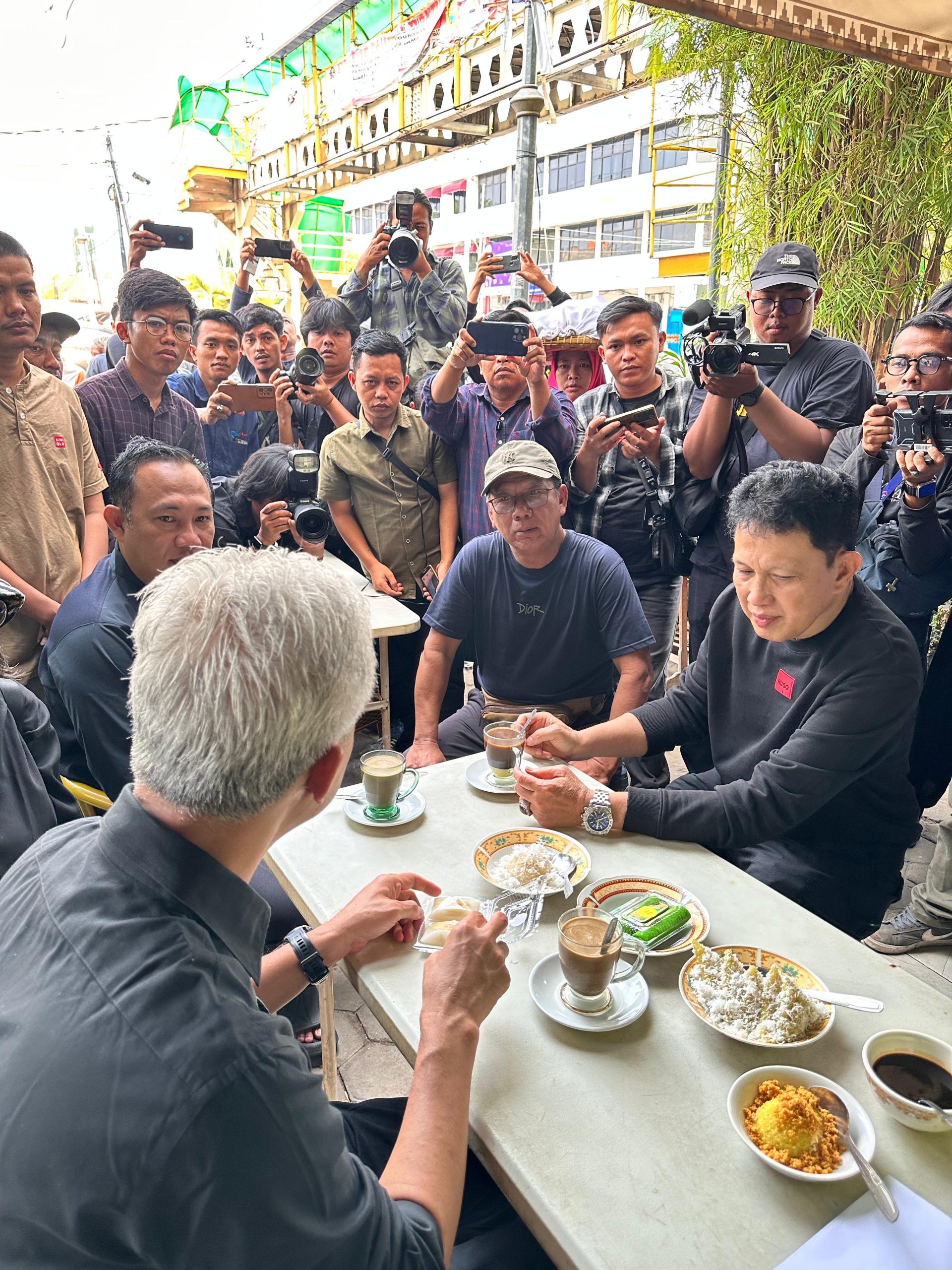 Mingrum Gumay Temani Ngopi Pagi Ganjar Pranowo di Kopi Dunia Hingga Cerita Masalalu