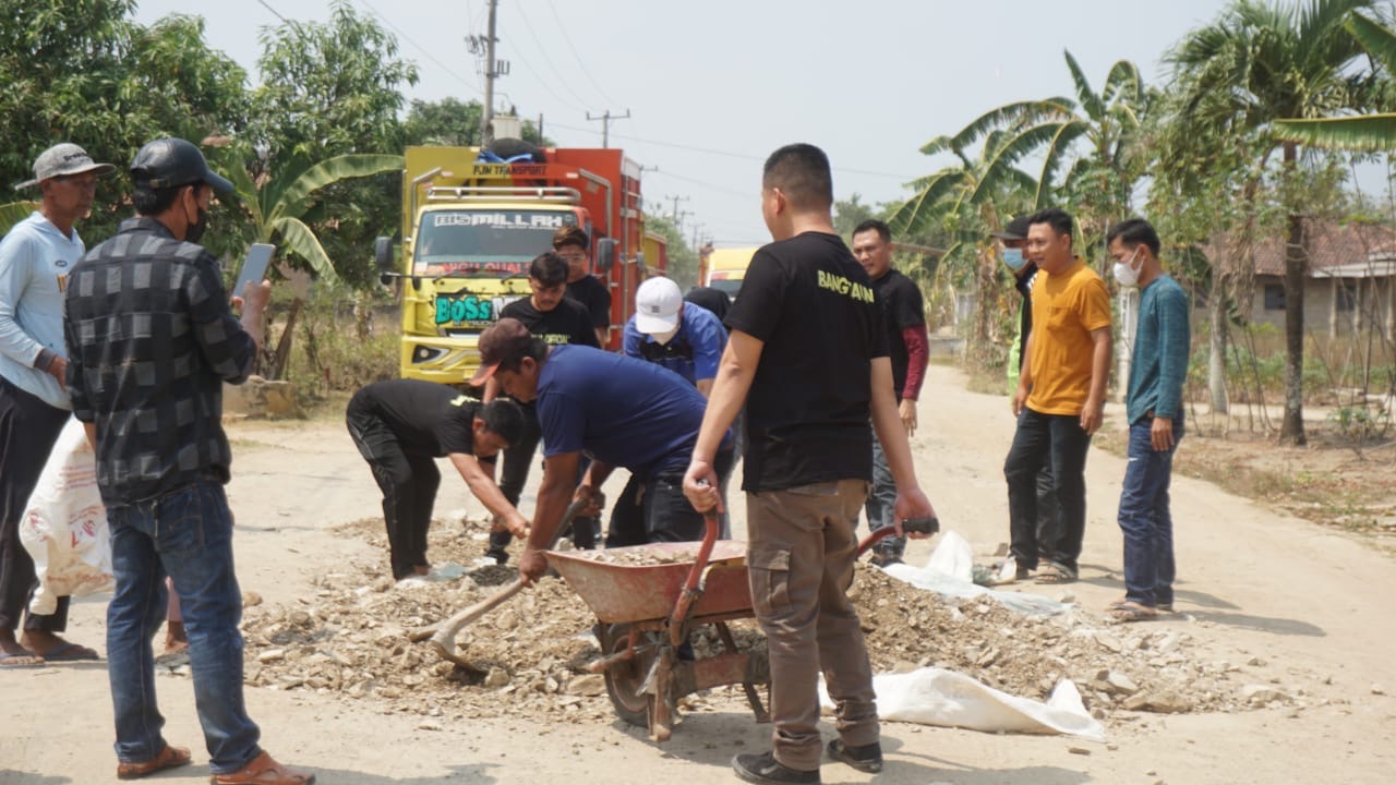 Konten Kreator Tajam Official Bersama Masyarakat Bahu Membahu Timbun Jalan Rusak Di Lamteng