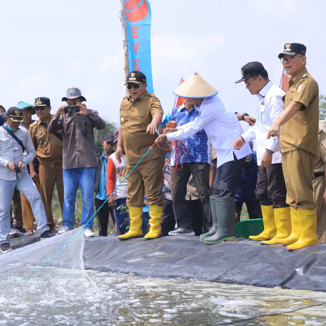 Pj Bupati Tuba Drs Qudrotul Ikhwan MM Menghadiri Acara Ramah Tamah dan Penyerahan Bantuan Excavator