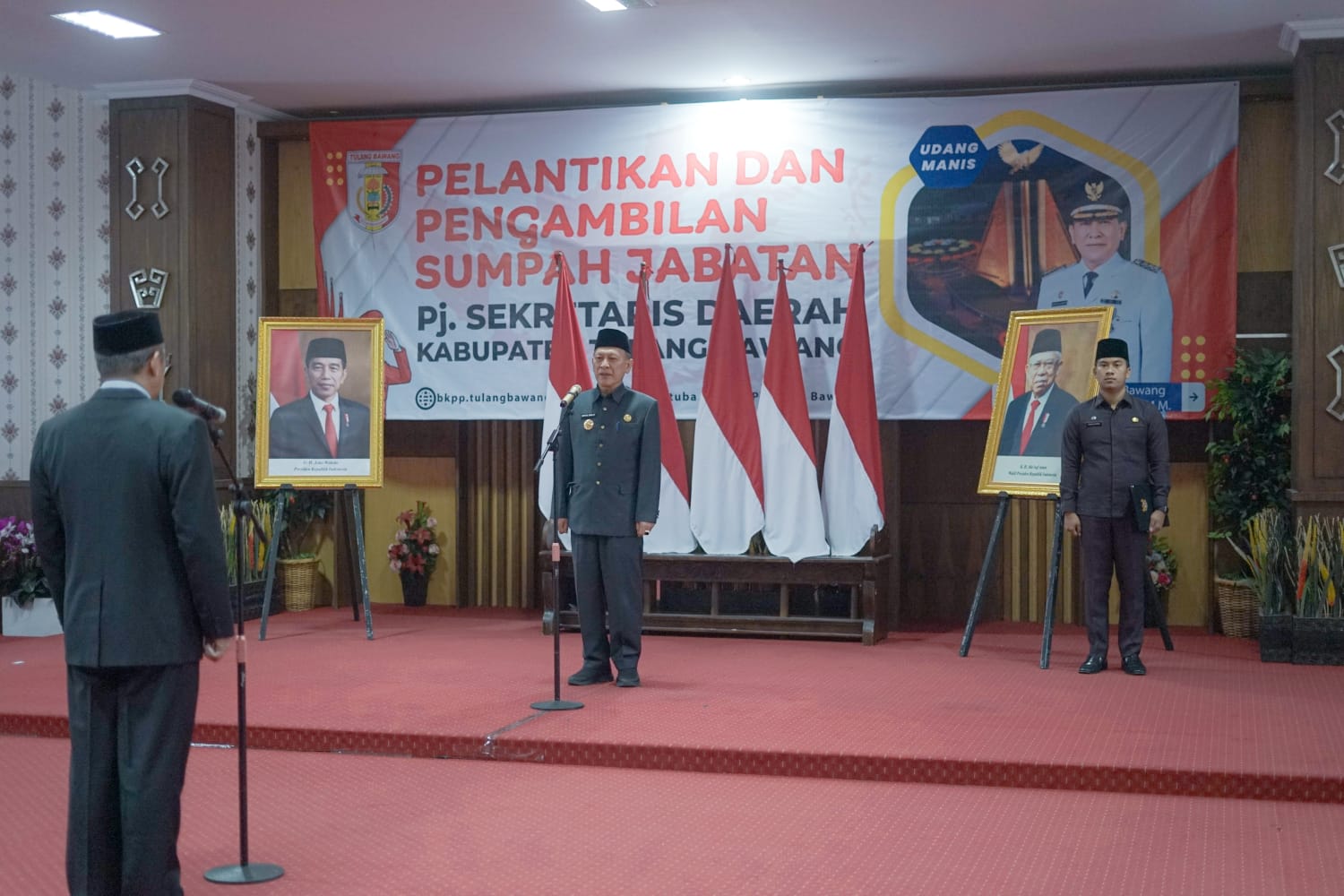 Pj Bupati Tuba Drs. Qudratul Ikhwan M.M Melaksanakan Pelantikan dan Pengambilan Sumpah Penjabat Sekretaris Daerah