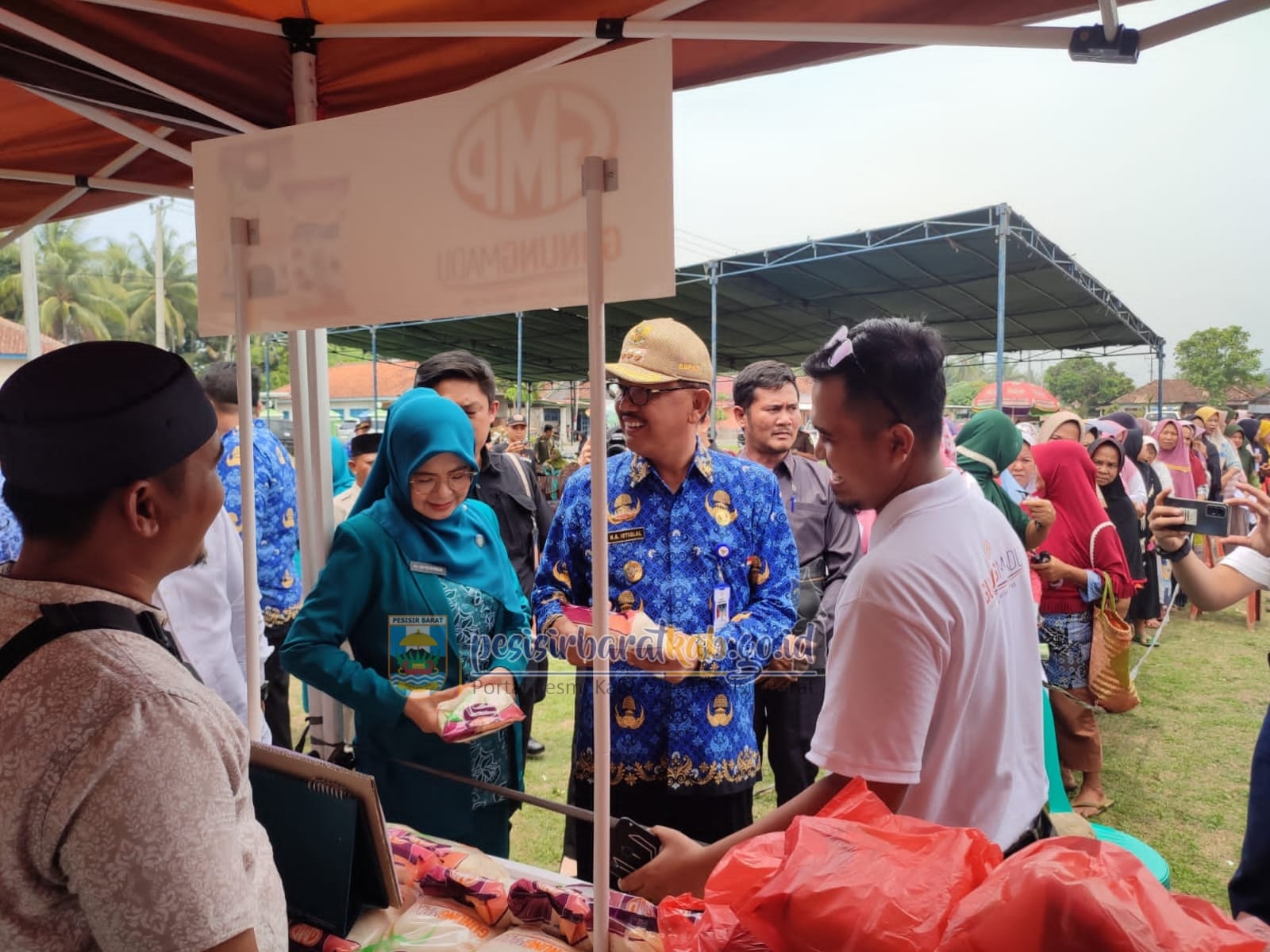Bupati Pesibar Tinjau Operasi Pasar di Kecamatan Pesisir Selatan