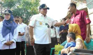 Gubernur Arinal Beri Bantuan Kursi Roda kepada Warga Disabilitas dan Lansia di Tanggamus