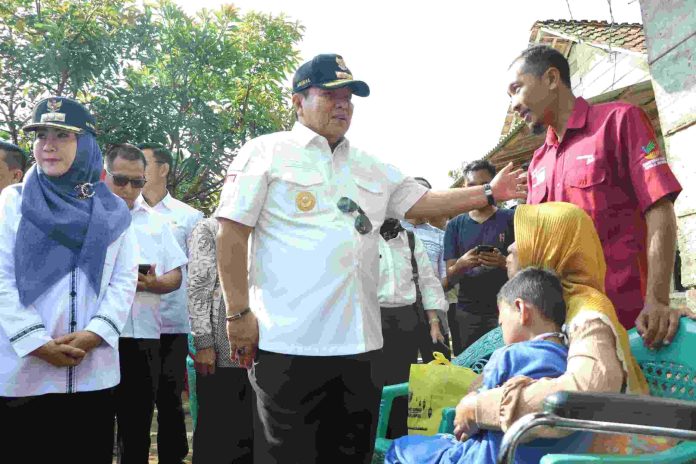 Gubernur Arinal Beri Bantuan Kursi Roda kepada Warga Disabilitas dan Lansia di Tanggamus