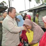 Gubernur Arinal Serahkan Bantuan Sembako dan Kursi Roda kepada Warga Pesibar