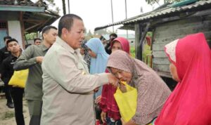 Gubernur Arinal Serahkan Bantuan Sembako dan Kursi Roda kepada Warga Pesibar Gubernur Arinal Serahkan Bantuan Sembako dan Kursi Roda kepada Warga Pesibar