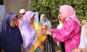Ibu Riana Sari Beri Bantuan Sembako Program Siger kepada Warga Suka Harum Batu Putuk