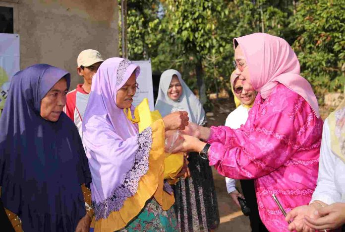 Ibu Riana Sari Beri Bantuan Sembako Program Siger kepada Warga Suka Harum Batu Putuk