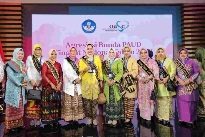 Ibu Riana Sari Terima Penghargaan Wiyata Darma Madya dari Kemendikbud Ristek