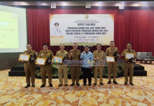 Pemkab Pesibar Raih Penghargaan Penyerapan Produk Dalam Negeri Tertinggi Di Lampung
