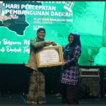 Pemkab Pesibar Raih Penghargaan Kemendes PDTT
