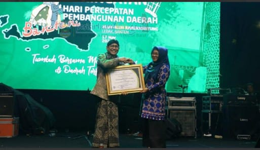 Pemkab Pesibar Raih Penghargaan Kemendes PDTT