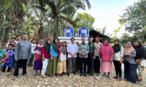 Ketua DPRD Lampung Dampingi Project Manager PT Hakaaston Riadiano Muhammad Meresmikan Bantuan Sumur Bor di Kecamatan Kalirejo