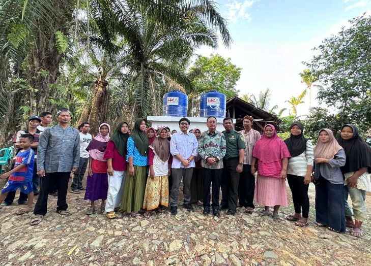 Ketua DPRD Lampung Dampingi Project Manager PT Hakaaston Riadiano Muhammad Meresmikan Bantuan Sumur Bor di Kecamatan Kalirejo