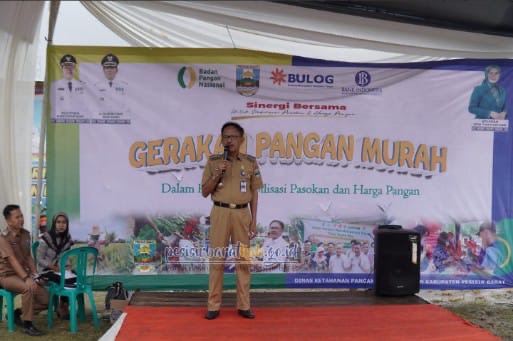 Bupati Pesibar Agus Istiqlal Buka Kegiatan Gerakan Pangan Murah