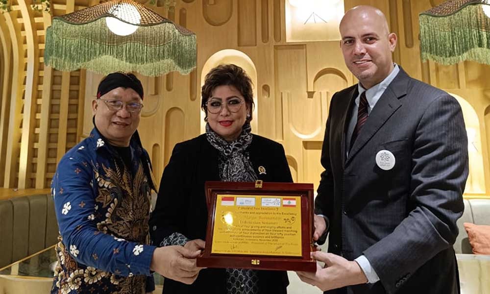 Maya Rumantir Terima SHIELD of First Excellence dari Konsorsium Firsts Union dan PPWI