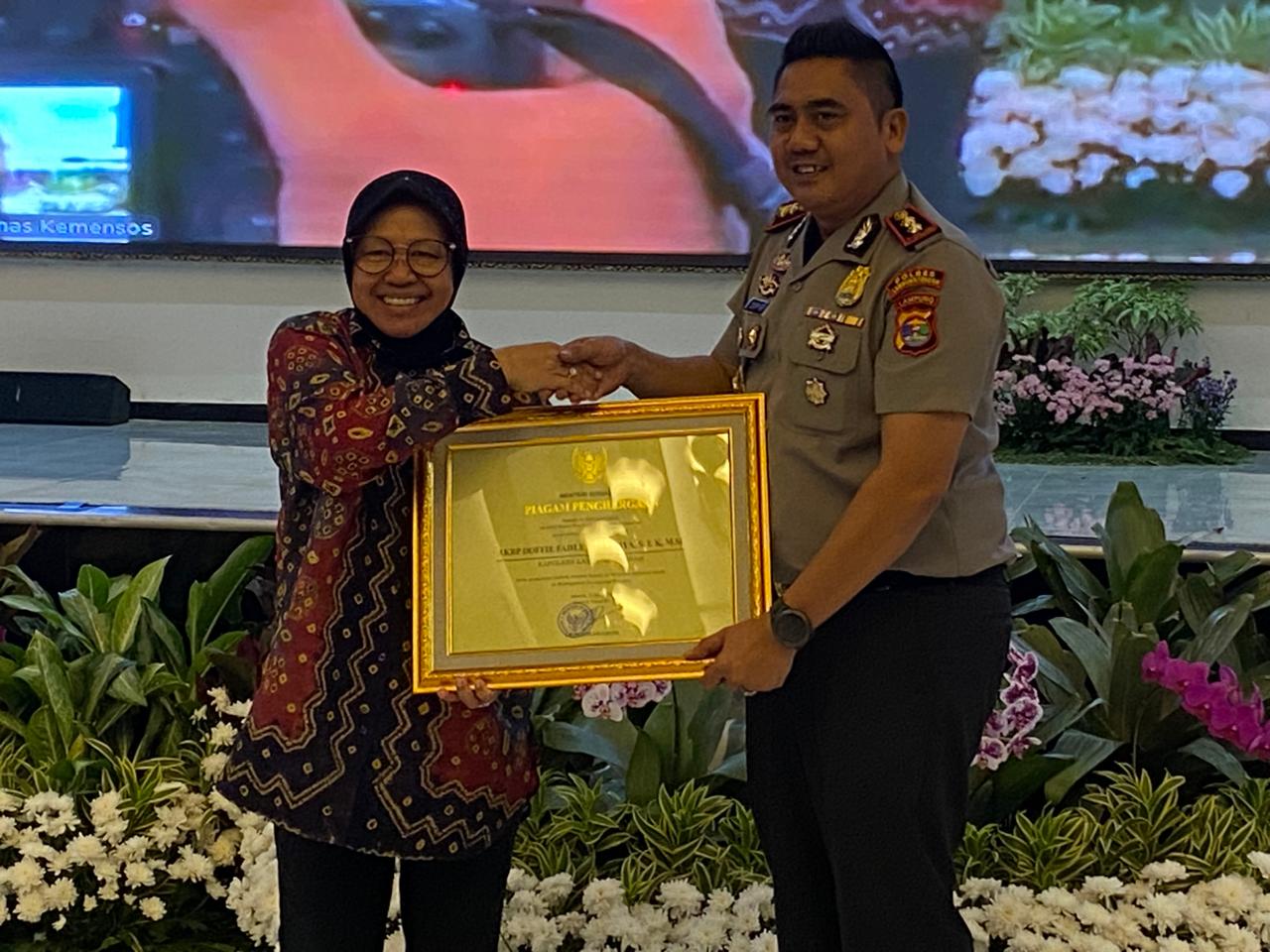 Brigadir Jenderal Polisi (Purn.) Drs. Edward Syah Pernong, S.H., M.H. Berikan Apresiasi Kepada AKBP Doffie Fahlevi Sanjaya, S.I.K., M.SI dan Kompol Edi Qorinas, S.H,.MH, Atas Diraihnya Penghargaan Dari Mensos