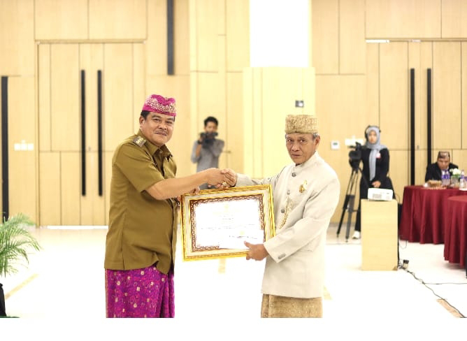 Bupati Musa ahmad Beri Penghargaan kepada Tokoh Tokoh Ada Lampung Tengah