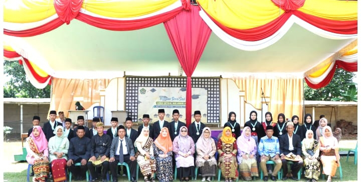 Bunda Paud Lamteng Mardiana Musa Ahmad Hadiri Pelepasan Santri Ponpes Miftahul Huda