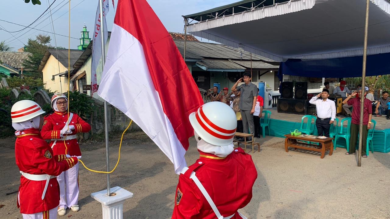 Bak Petugas Pengibar Bendera Istana, Warga Perumahan Bumi Permai Laksanakan Upacara HUT Republik Indonesia ke-79