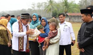 Pj. Gubernur Samsudin Tinjau Penanggulangan Stunting di Kampung Keagungan Rahayu Tiuh Toho, Tulang Bawang, Ajak Tingkatkan Pelayanan Posyandu Pj. Gubernur Samsudin Tinjau Penanggulangan Stunting di Kampung Keagungan Rahayu Tiuh Toho, Tulang Bawang, Ajak Tingkatkan Pelayanan Posyandu