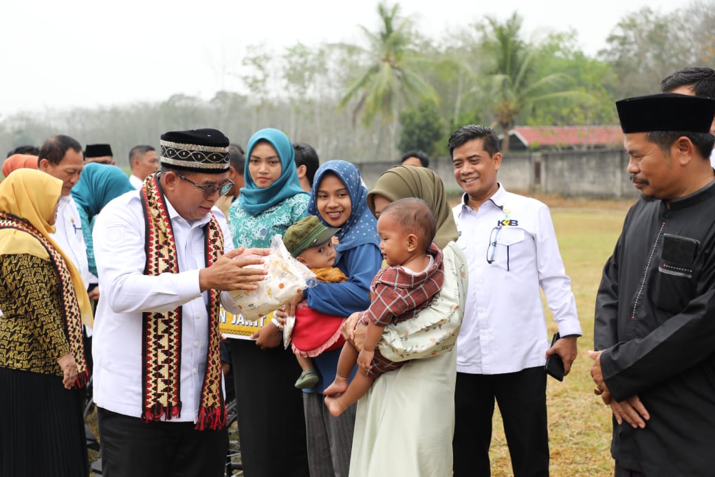 Pj. Gubernur Samsudin Tinjau Penanggulangan Stunting di Kampung Keagungan Rahayu Tiuh Toho, Tulang Bawang, Ajak Tingkatkan Pelayanan Posyandu