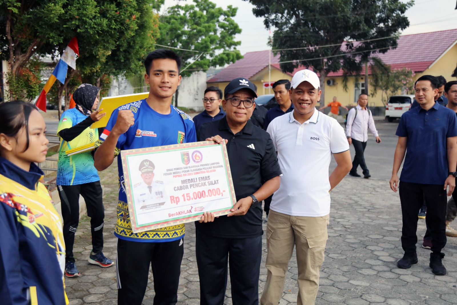 Pj. Gubernur Samsudin Beri Penghargaan kepada Atlet dan Pelatih Berprestasi Peraih Medali Popnas XVI Tahun 2023 di Sumatera Selatan